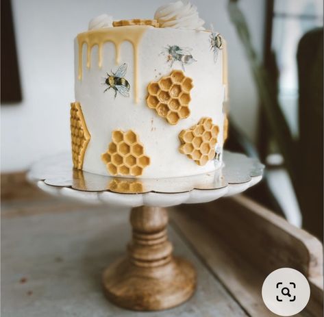 Bee Cakes Birthday, Honey Cake Design, Honey Bee Party Theme, Honey Comb Cakes, Bees Cake Ideas, Honey Themed Cake, Honey Birthday Cake, Honey Bee Theme Cake, Bumble Bee Cakes