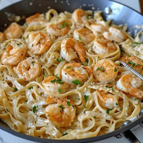 Cooking One Pan Shrimp Fettuccine Alfredo for Beginners - Charm Recipes One Pan Shrimp Pasta, One Pot Shrimp Alfredo, Fedachinni Alfredo, Bunco Appetizers, Shrimp And Broccoli Alfredo, Shrimp Fettucini, Cajun Shrimp Fettuccine Alfredo, Seafood Linguini, Pasta Craving