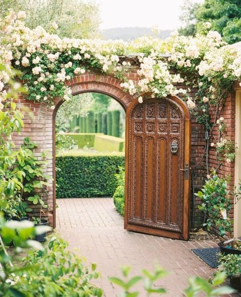 Victoria Magazine, Casas Coloniales, Casa Vintage, The Secret Garden, Design Lab, Garden Gates, Dream House Decor, Dream Garden, Dream Home Design