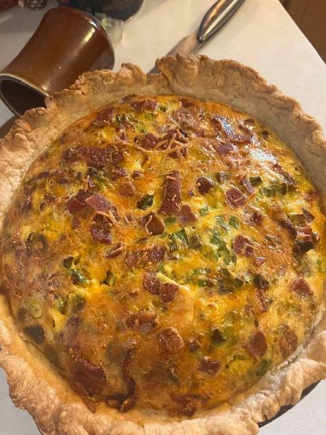 Corn Quiche Recipe, Green Chili Quiche, Quiche Easy, Hatch Green Chili, Bacon Chili, Hatch Chili, White Bean Soup Recipes, Easy Quiche, Bacon Quiche