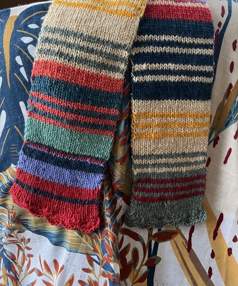 Knitted Scarf Inspiration, Scrap Yarn Projects Knitting, Knit Scarf Striped, Scrap Yarn Knitting Projects, Scrap Yarn Scarf, Fun Crochet Stitches, Knitting Stripes, Colourful Scarf, Scarf Aesthetic