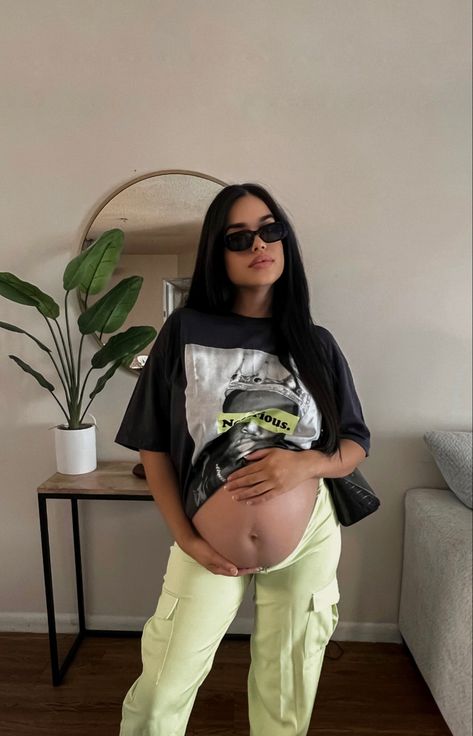 Trendy Outfits Maternity, Pregnant Edgy Outfits, Pregnant Cute Outfits, Baby Mama Outfits, Concert Outfit Ideas Pregnant, Pregnacy Summer Outfit, Y2k Maternity Outfits, Pregnancy Festival Outfit, Maternity Looks Summer