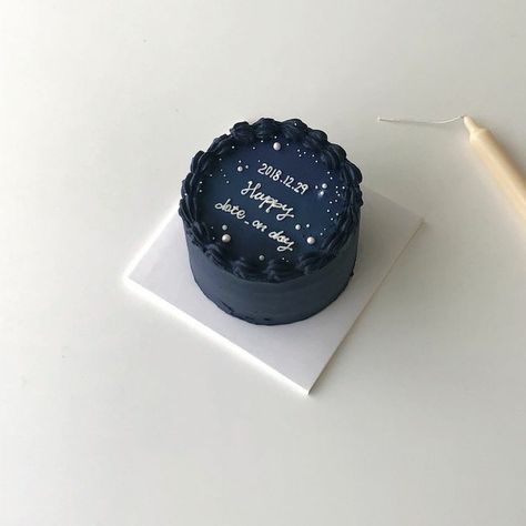 Mini Cake Designs For Men, Korean Cake Design For Men, Minimalist Cake For Boys, Minimalist Cake For Boyfriend, Birthday Cake Aesthetic Men, Aesthetic Birthday Cake For Boyfriend, Minimalist Bday Cake For Men, Birthday Cake Korean For Men, Minimalist Cake For Men