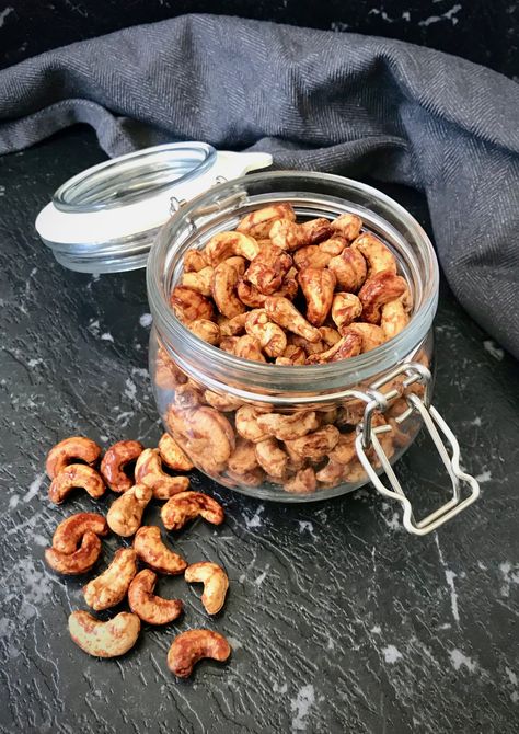 Salted Caramel Roasted Cashews | Easy Read Recipes by Leanne Foreman Caramel Cashew, Cashew Recipes, Salted Carmel, Roasted Cashews, Candied Nuts, High Protein Snacks, Protein Snacks, Oven Roast, Snack Time