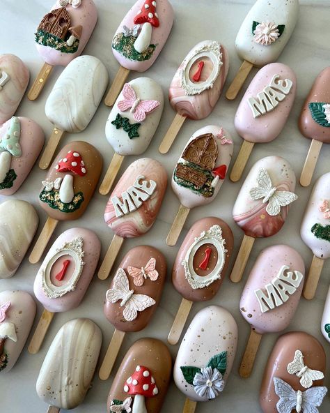 Fairy Cakesicles, Spring Cakesicles, Cakesicles Packaging, Cakesicles Ideas, White Chocolat, Dipped Treats, Fairy Garden Cake, Cake Popsicles, Treat Business