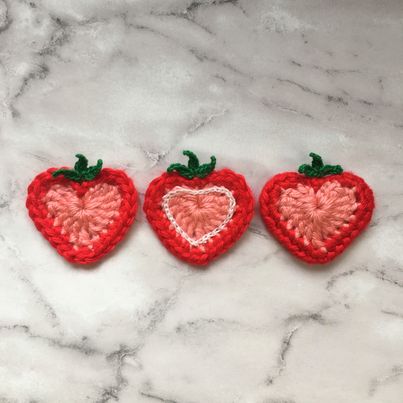 Heart-Shaped Strawberry Slice Crochet Strawberry Slice, Strawberry Crochet Blanket Pattern, Heart Crochet Projects, Crochet Strawberry Patch, Crochet Flat Strawberry, Strawberry Applique Crochet, Strawberry Granny Square, Heart Shaped Things, Strawberry Knit