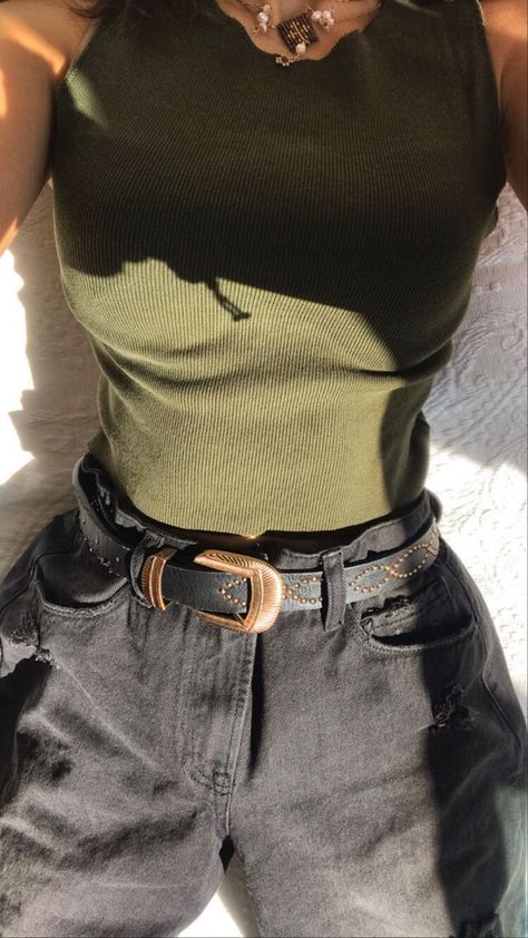 Outfit Con Top Verde, Outfits Con Top Verde, Top Verde Outfit, Green Top Outfit Aesthetic, Belly Shirt Outfits, Dark Green Outfit Ideas, Outfit Pantalon Verde, Green Top Outfit, Outfit Informal