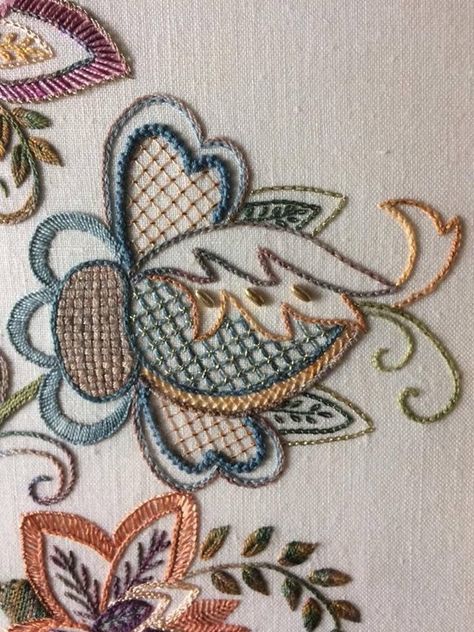 Bordado Jacobean, Jacobean Embroidery, Crewel Embroidery Patterns, Classic Embroidery, Gold Work Embroidery, Embroidery Leaf, Crewel Embroidery Kits, Hand Embroidery Projects, Learn Embroidery