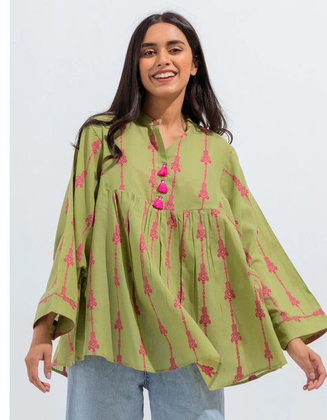 Short Kurti Designs, Plain Kurti, Cotton Tops Designs, Eastern Wear, Kalamkari Dresses, Designer Kurti Patterns, Short Kurti, Tunic Designs, Desi Fashion Casual