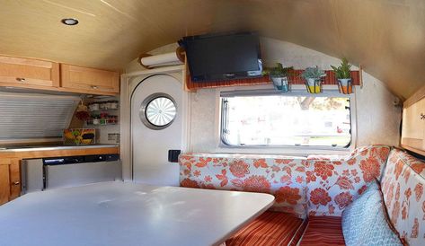 Teardrop Trailer Interior, Tab Trailer, Teardrop Camper Interior, Rv Curtains, Motorhome Interior, Camper Hacks, Trailer Decor, Trailer Diy, Trailer Interior