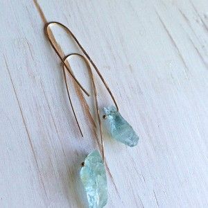 Stone Earrings Studs, Gold Pendent, Hammered Jewelry, Raw Aquamarine, Aquamarine Earrings, Aquamarine Jewelry, Earrings Inspiration, Message Jewelry, Vermeil Jewelry