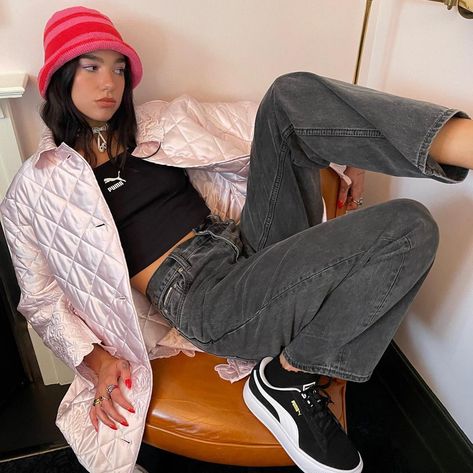 Puma Suede Outfit Woman, Puma Suede Outfit, English Singers, Suede Outfit, Trendy Coat, Suede Fashion, Puma Suede, Trending Sneakers, Dua Lipa