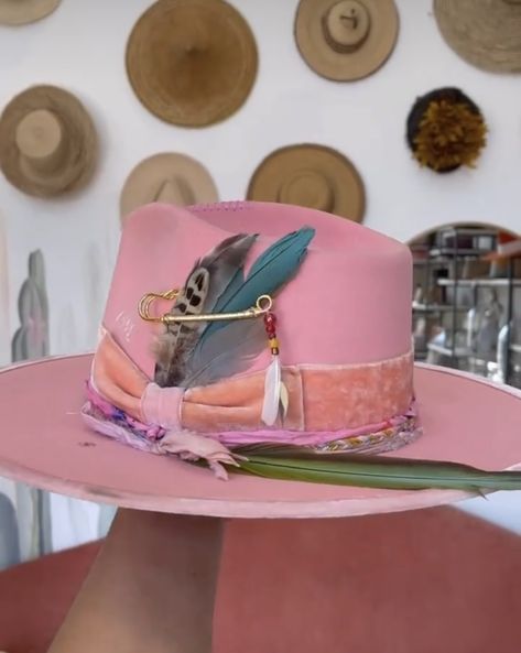 Fedora Hat Outfits, Cowboy Hat Design, Custom Made Hats, Luxury Hats, Cowgirl Style Outfits, Hat Decoration, Women Hats Fashion, Boho Hat, Painted Hats