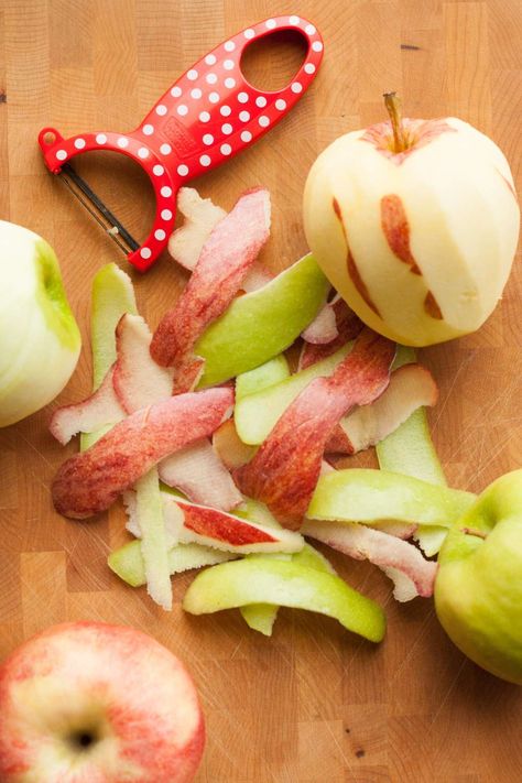 They have just as much to give as the perfect ones. Apple Peel Recipe, Leftover Apples Recipes, Leftover Apples, Dehydrated Apples, Diy Apple, Apple Chips, Fruit Peel, Dried Apples, Free Snacks