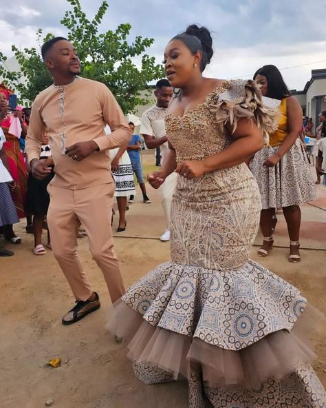 Membeso Dress For The Bride, Roora Squad Outfits Zimbabwe, Membeso Dress, Brown Shweshwe, Setswana Traditional Dresses, Lobola Outfits, Zulu Traditional Wedding Dresses, Shweshwe Wedding Dresses, South African Wedding Dress