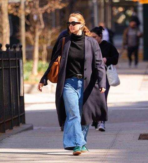 The Row Margaux Bag, Jeniffer Lawrance, Margaux Bag, Jennifer Lawrence Street Style, How To Style Baggy Jeans, Hot Handbags, How To Look Expensive, Jeans And Flats, Look Expensive