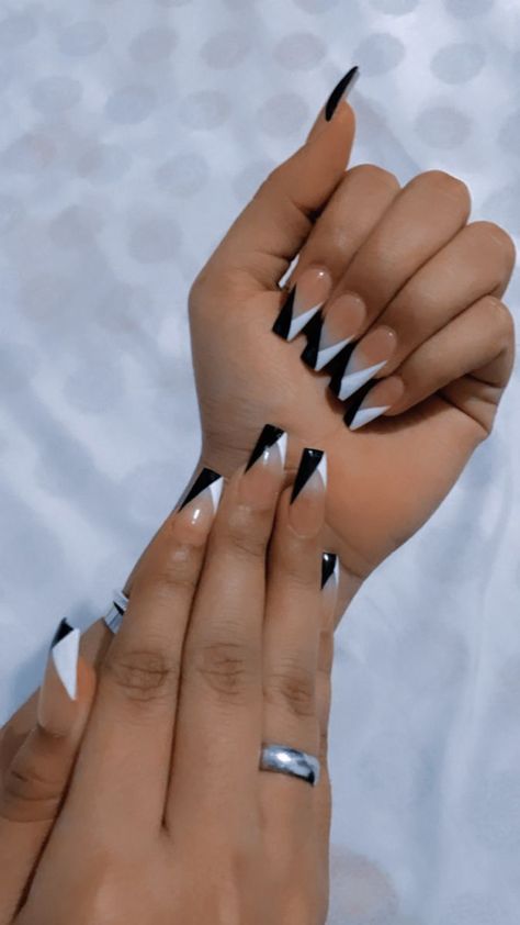 Elegant White French Tips Featuring Minimalist Line Art for a Contemporary Aesthetic Chevron Nail Designs French Tips, Triangle Nails Design, Black And White Nails Tips, Zig Zag Nail Designs, Chevron Tip Nails, Easy Nail Designs Almond Shape, Chevron Nails French, Two Tone Tips Nails, Short Edgy Nail Ideas