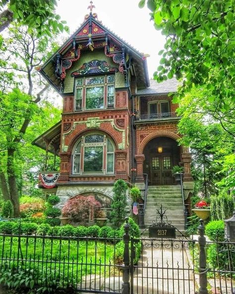 Gorgeous Old Mansion, Plant House, Old Mansions, Candied Ginger, Abandoned Mansions, Victorian Houses, Victorian Architecture, Victorian House, Bohol