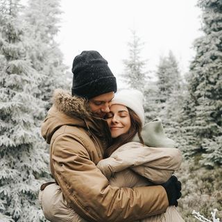 L♡VE by @nicolegotkophoto Tag us & use #LOVEANDWILDHEARTS to be featured ♡ Winter Couple Pictures, Couple Photography Winter, Winter Engagement Pictures, Snow Couple, Snow Photoshoot, Winter Family Photos, Instagram Couples, Mountain Engagement Photos, Snow Pictures