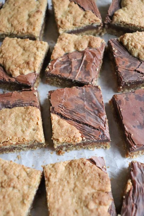 Starbucks Oat Fudge Bars (Copycat Recipe) Starbucks Oat Bars, Oat Fudge Bars, Oat Fudge, Copycat Drink Recipes, Bars At Home, Oatmeal Fudge Bars, Cranberry Orange Scones, Fudge Ingredients, Orange Scones