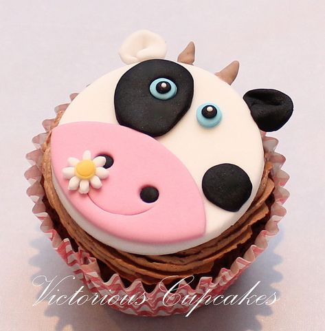 Vaquita                                                       …                                                                                                                                                                                 Más Farmyard Cupcakes, Cow Cupcakes, Cow Cakes, Farm Cake, Fondant Cupcake Toppers, Cupcakes Decorados, Fondant Animals, Creative Cupcakes, Animal Cakes