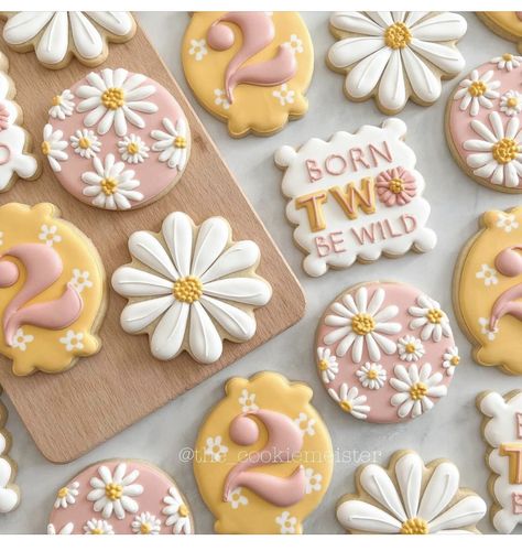 Daisy Cookies, First Birthday Cookies, Flower Sugar Cookies, Daisy Baby Shower, Decorative Cookies, Daisy Birthday, 1st Birthday Girl Decorations, Groovy Birthday, Hippie Birthday