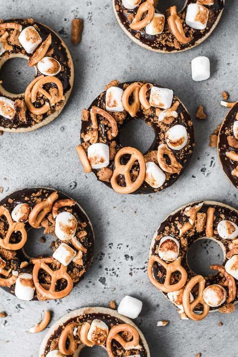 Rocky Road Baked Donuts Homemade Raspberry Jam, Popcorn Cake, Filled Donuts, Homemade Donuts, Doughnut Recipe, Chocolate Marshmallows, Delicious Donuts, Baked Donuts, Mini Donuts