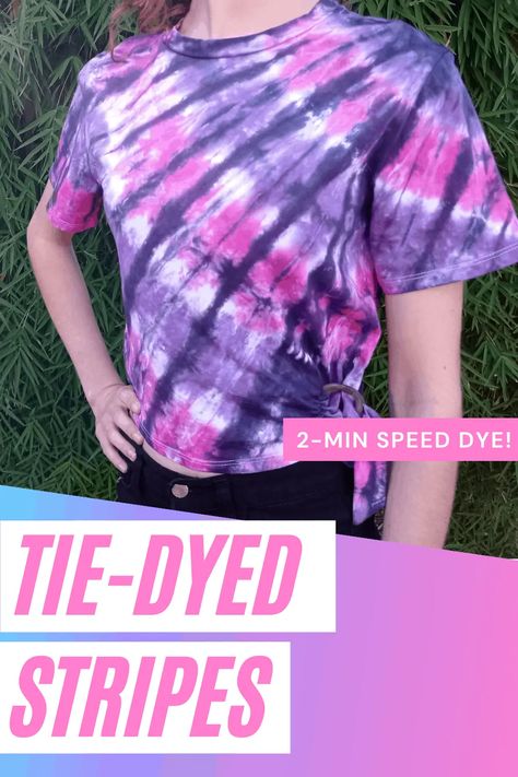 Check out this quick video showing you how to do a tie-dye stripes pattern! DIY your own shirt with a few quick folds and a bit of dye. Tie Dye Folding Techniques, Tie Dye Shirts Patterns, Ty Dye, Diy Tie Dye Techniques, Diy Tie Dye Designs, Tie Dye Patterns Diy, Diy Tie Dye Shirts, Tie Dye Party, Tie Dye Kit