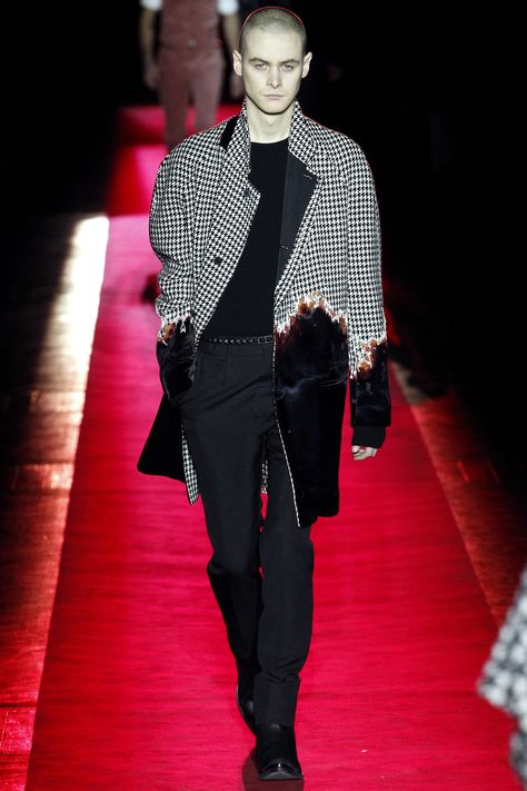 See the complete Haider Ackermann Fall 2017 Menswear collection. Haider Ackermann Menswear, Military Chic, Masculine Fashion, Haider Ackermann, Mens Winter Fashion, Menswear Collection, Fall Collection, Mens Fashion Summer, Dries Van Noten