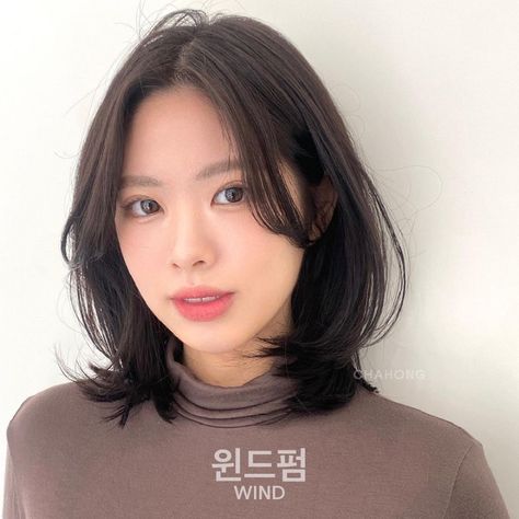 Korean Short Hair For Chubby Face, Short Hair For Chubby Faces, Korean Short Hair, Square Face Hairstyles, Hair Style Korea, Oval Face Hairstyles, Chin Length Hair, Hair Inspiration Short, Hairstyles For Layered Hair