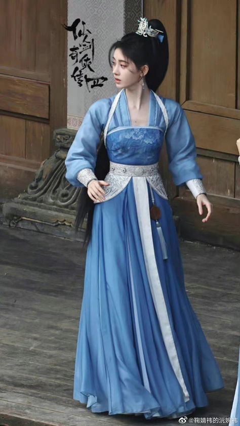 Chinese Formal Dress, Historical Chinese Clothing, Chinese Historical Fashion, Chinese Gown, Chinese Traditional Dress, Chinese Style Dress, Chinese Traditional Clothing, Long Kurti Designs, Hanfu Dress