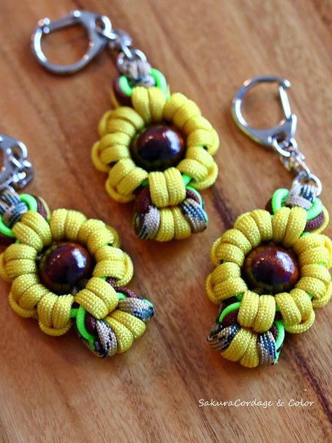 Paracord Flower Keychain, Paracord Flower, Paracord Animals, Paracord Projects Diy, Lanyard Beads, Personalized Lanyards, Paracord Bracelet Diy, Crafts Beads, Paracord Diy