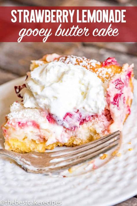 Ooey gooey butter cake never looked so good! This Strawberry Lemonade Gooey Butter Cake uses fresh strawberries and is a delicious summer dessert. #buttercake #strawberry #lemonade Gooey Butter Cake Recipe, Ooey Gooey Cake, Key Lime Pie Easy, Ooey Gooey Butter Cake, Lemonade Cake, Gooey Cake, Butter Cakes, Summer Cake, Gooey Butter Cake