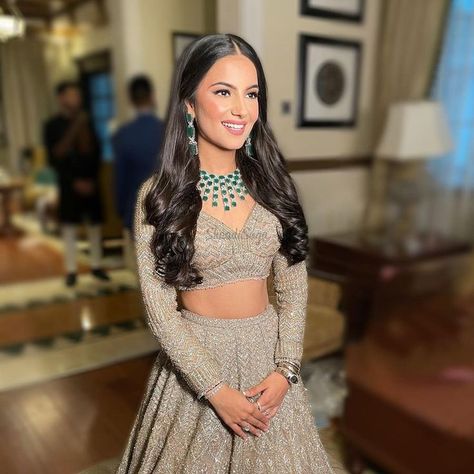 Sangeet Lengha For Bride, Bridal Western Gowns, Sangeet Night Makeup, Indian Wedding Reception Look For Bride, Reception Looks Bride, Outfit Ideas For Engagement Indian, Silver Lehenga Outfit, Sangeet Looks For Bride, Sangeet Bride Look