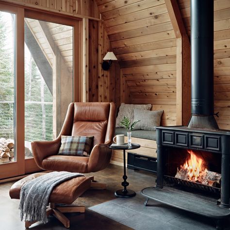 A Minnesota Family Transforms a Cedar-Lined Cabin Into a Tranquil Woodland Refuge Cabin Wood Stove, New England Cabin, Western Chic Decor, Coastal Cabin Decor, Knotty Pine Cabin, Wisconsin Cabin, Minnesota Cabin, Grand Marais Minnesota, Micro Cabin