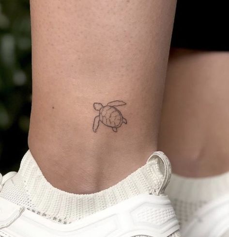 Mini Sea Turtle Tattoo, Aesthetic Mini Tattoo Ideas, Mini Summer Tattoos, Turtle Wave Tattoo, Aesthetic Tatoos Woman, Aesthetic Turtle Drawing, Turtle Tattoo Ideas For Women, Turtle Wrist Tattoos For Women, Tiny Sea Turtle Tattoo