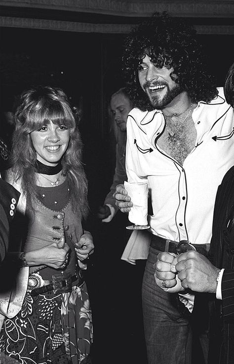 Stevie Nicks With Lindsey 70s Bands, Stevie Nicks Lindsey Buckingham, Iconic People, Buckingham Nicks, Stevie Nicks Style, Come Play With Me, Ancient Queen, Lindsey Buckingham, Stevie Nicks Fleetwood Mac