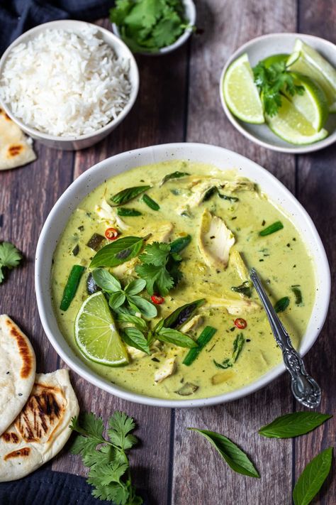 Green Curry Chicken Recipes, Easy Green Curry, Authentic Thai Green Curry, Easy Thai Green Curry, Thai Mad, Green Chicken Curry, Green Curry Sauce, Green Curry Recipes, Green Curry Chicken