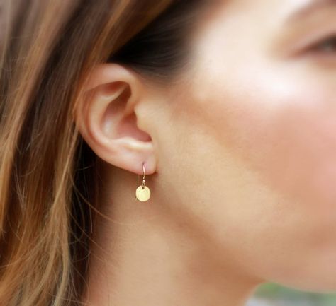 Everyday Earrings Simple, Gold Disc Earrings, Diy Sewing Gifts, Classy Earrings, Earrings Everyday, Minimal Earrings, Gold Disc, Disc Earrings, Gold Earrings Designs