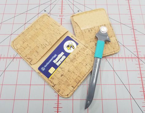 Sewing Gifts For Men, Foldover Bag, Wallet Sewing Pattern, Cork Projects, Cork Wallet, Wallet Tutorial, Cork Bag, Cork Diy, Leather Making