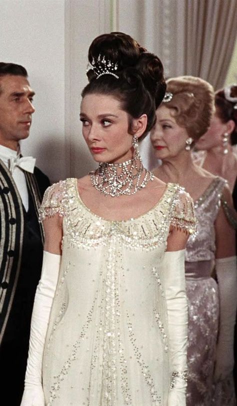 khalia. | MOTHER AUDREY DAY 🕌🌿 on Twitter: "audrey hepburn, the fashion icon. https://t.co/GGk4iyeZTZ" / Twitter Audrey Hepburn Pictures, Aubrey Hepburn, Audrey Hepburn Photos, Dresses For The Races, Classic Hollywood Glamour, Beaded Maxi Dress, Audrey Hepburn Style, Woman Movie, Hepburn Style