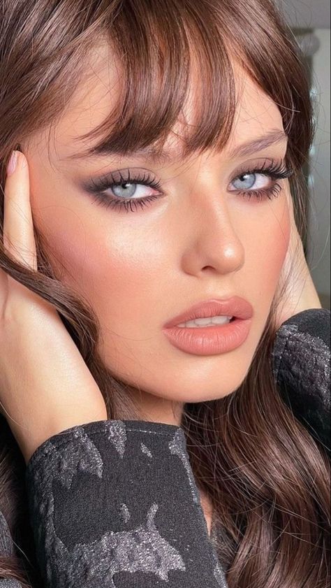 Smoky Brown Eye Makeup Natural, Smoky Blue Eye Makeup, Eye Makeup For Grey Eyes, Smoky Eyeshadow For Blue Eyes, Makeup For Grey Eyes, Seductive Makeup, Bombshell Makeup, Maquillage On Fleek, Y2k Makeup