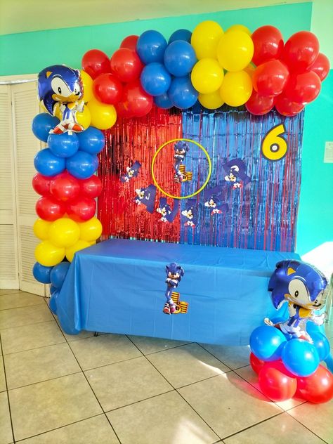 Sonic Balloon Decorations, Sonic Birthday Backdrop, Sonic Balloon Decor, Sonic The Hedgehog Birthday Party Decor, Sonic Backdrop Ideas, Sonic The Hedgehog Birthday Party Cake, Sonic Party Ideas Decoration, Sonic Birthday Party Ideas, Sonic The Hedgehog Birthday Party