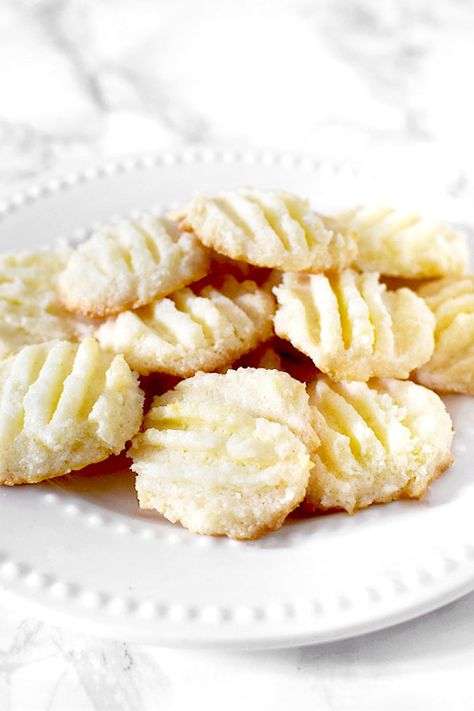 Biscoitos de Maizena or cornstarch cookies are a Brazilian favorite. You can make them as sugar cookies or as coconut cookies. Either way they melt in your mouth! #thetasteofkosher #cookies #dairyfree #dessert #dairyfreedessert #cornstarch #cornflour One Bowl Desserts, Easy Dairy Free Recipes, International Cookies, Cornstarch Cookies, Brazilian Snacks, Dairyfree Dessert, Bowl Desserts, Dairy Free Recipes Easy, Brazilian Desserts