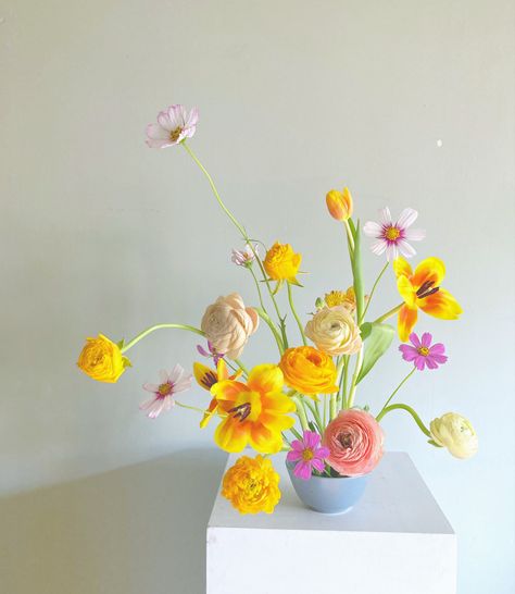 Retro Flower Arrangements, Quirky Flower Arrangements, Artsy Flower Arrangements, Ikebana Arrangements, Ikebana Flower Arrangement, Flower Vase Arrangements, Flower Sculptures, Flowers Bouquet Gift, Flower Arrangements Diy