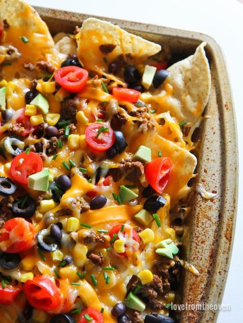 Nachos Recipe Beef, Baked Nachos, Easy Nachos, Love From The Oven, Nachos Recipe Easy, Nachos Recipe, Coleslaw Recipe, Appetizers Easy, Cheese Recipes