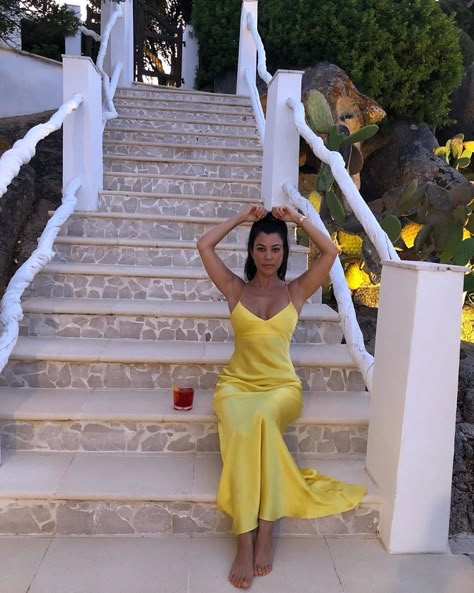 Estilo Kardashian, Kourtney Kardashian Style, Vacation Fits, Mode Zara, Vacay Outfits, Yellow Outfit, Kardashian Style, Outfit Look, Kardashian Jenner