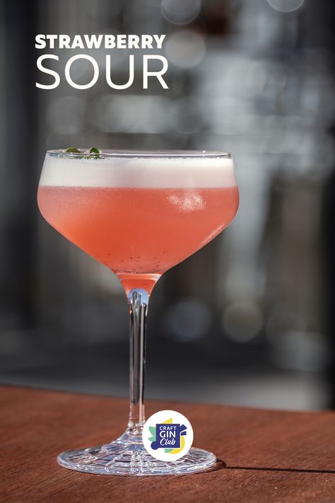 Sour Drink, Strawberry Gin, Egg White Recipes, Flavoured Gin, Infused Gin, Gin Sour, The Usual Suspects, Sour Foods, Gin Cocktail Recipes