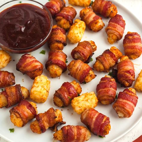 Air Fryer Bacon Wrapped Tater Tots are so soft on the inside, wrapped in crispy bacon and air fried to perfection. Aperitivo Party, Hot Onion Dip, Deep Fried Bacon, Bacon Wrapped Tater Tots, Air Fry Bacon, Air Fryer Bacon, Appetizer Party, Bacon Appetizers, How To Make Bacon