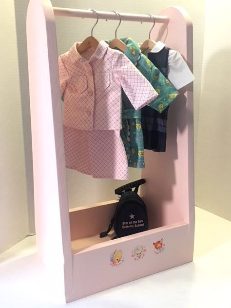 Diy Doll Clothing Rack, Doll Clothes Hanging Rack, Diy Doll Closet Ideas, Dolls Wardrobe Diy, Doll Clothes Storage Ideas Diy, Diy Barbie Wardrobe Closet, Diy Doll Wardrobe, Doll Clothing Storage, Diy Doll Wardrobe Closet